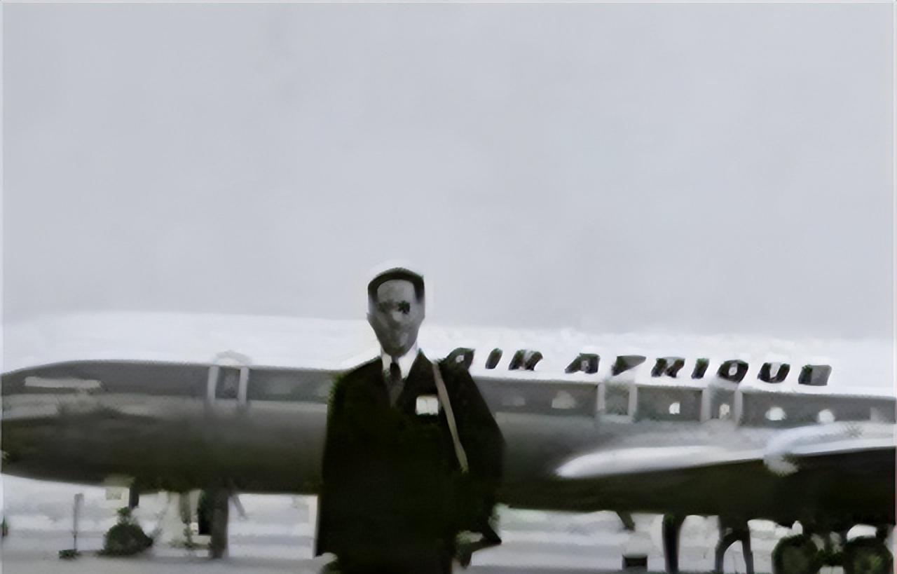 1985年11月，我国外交官何存峰乘坐美国客机飞往纽约，在飞行途中，何存峰去了一