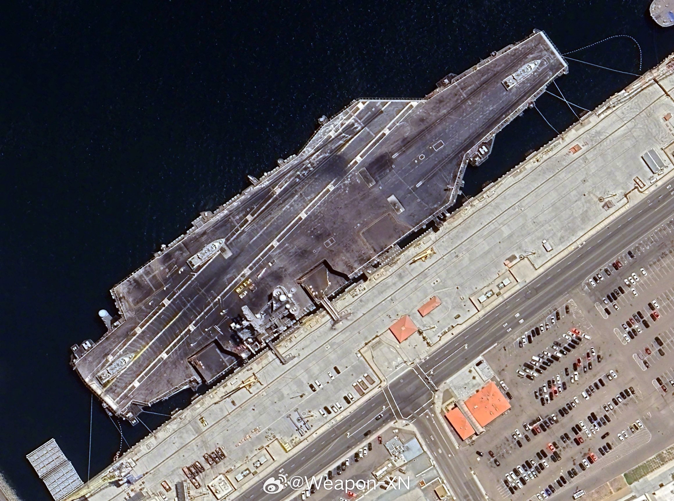 #兵器影像[超话]# 航母变身运输船—— 卫星照片显示，CVN-76 “里根”的