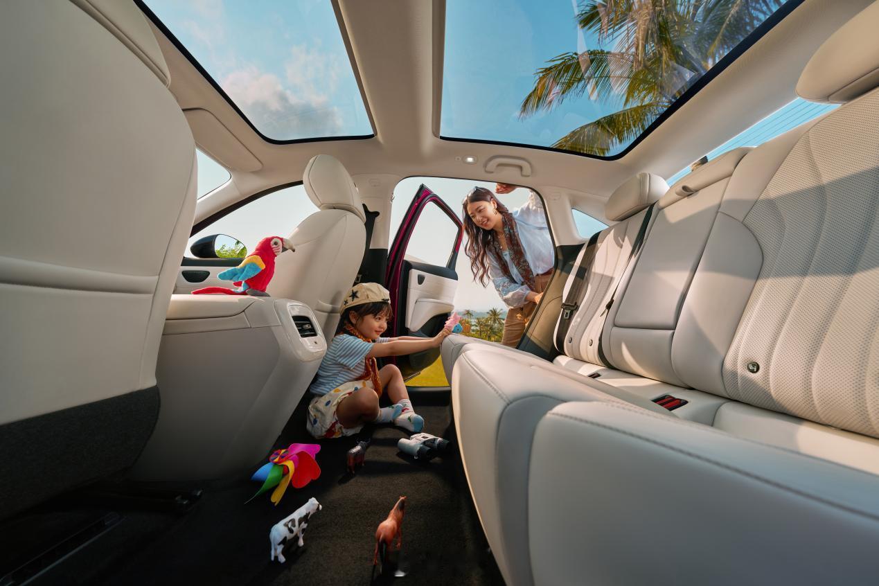 极狐汽车在2026北京车展正式发布全新纯电家轿极狐S3，并开启预售。新车推出充电