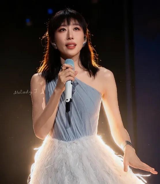 任素汐颜值确实不算出众，

但她也可能是内娱里不可多得的多才多艺宝藏女演员！
