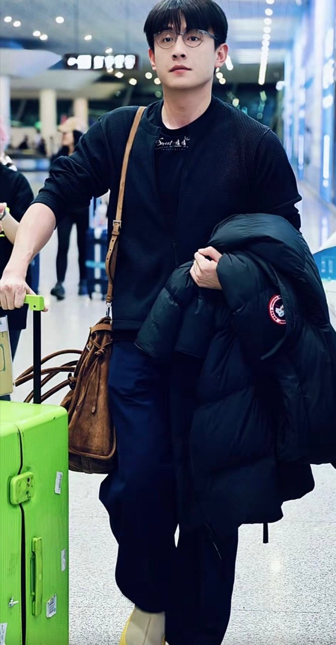 刘萧旭劝学 硬卧5小时高强度营业！4小时50分拍照宠粉，10分钟在线“抓翘课”，