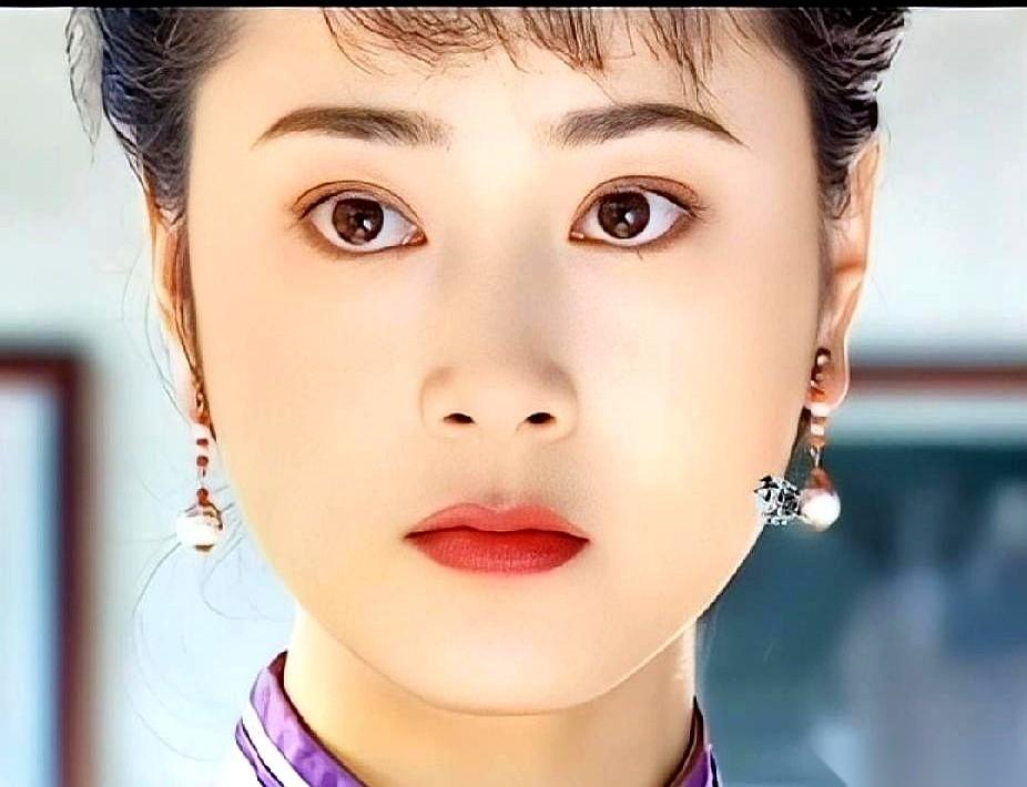 “傅文佩被网暴了？”这事儿，搁在2026年听起来，就跟平地一声雷！
以前看剧，大