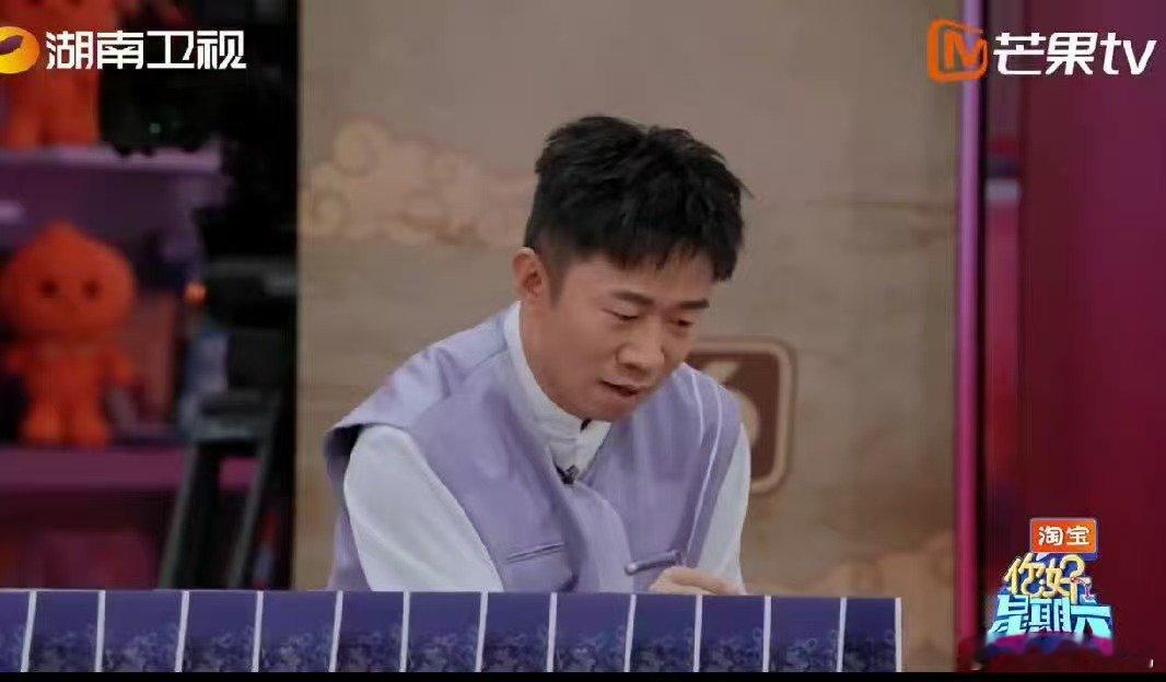 杨迪是真进过厂打螺丝吧你好星期六你好星期六杨迪名场面！抽板抢粉扑手速快到残影，脸