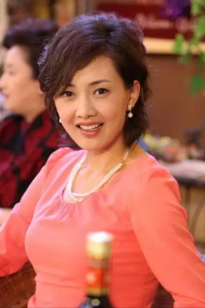 演员，牛莉说，有一次，做了一个梦，一个西装革履的男人，拿着花过来，旁边有人说，他