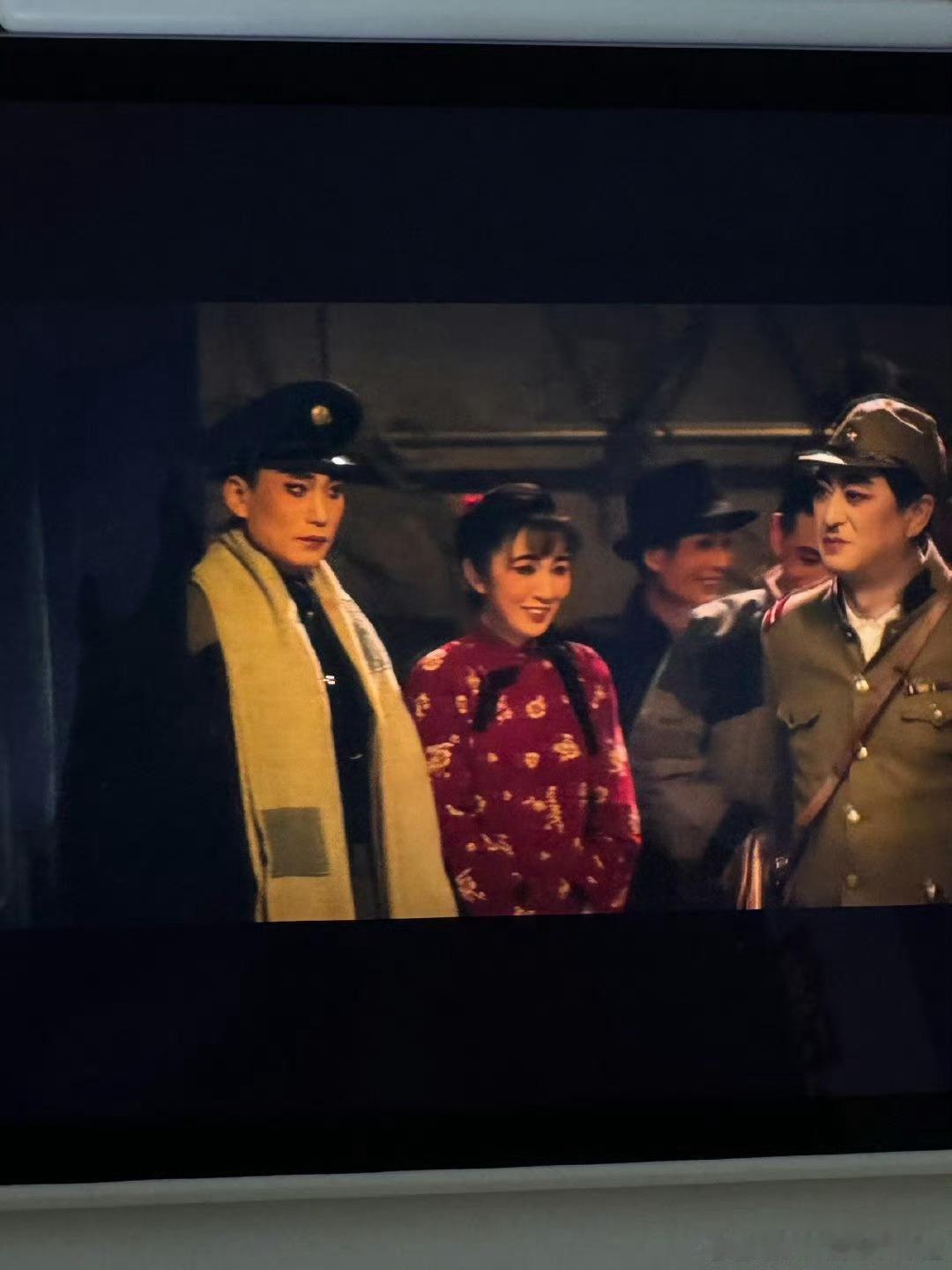 看张嘉益演鬼子王晓晨是笑场了吗老戏骨反差演技拉满笑点，王晓晨身处对手戏里左右为难