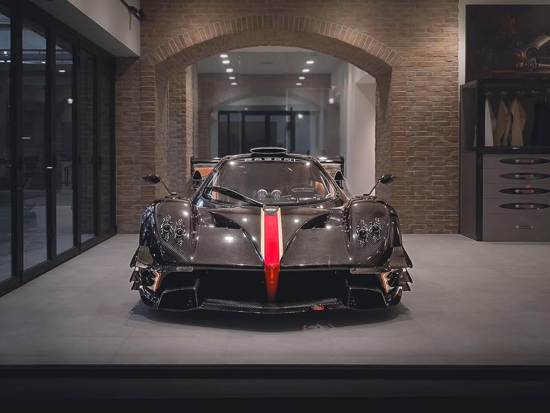 全球五台中唯一一台涂装灵感来自中国🇨🇳国旗的Pagani Zond...