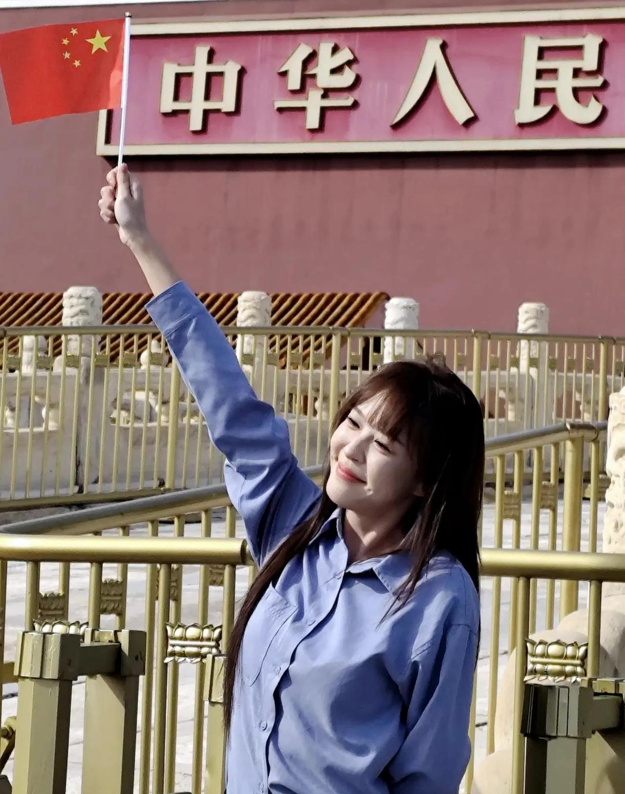 网友在天安门偶遇“陈美嘉”的扮演者李金铭，好漂亮！果然甜妹就是很扛老，笑容还是那