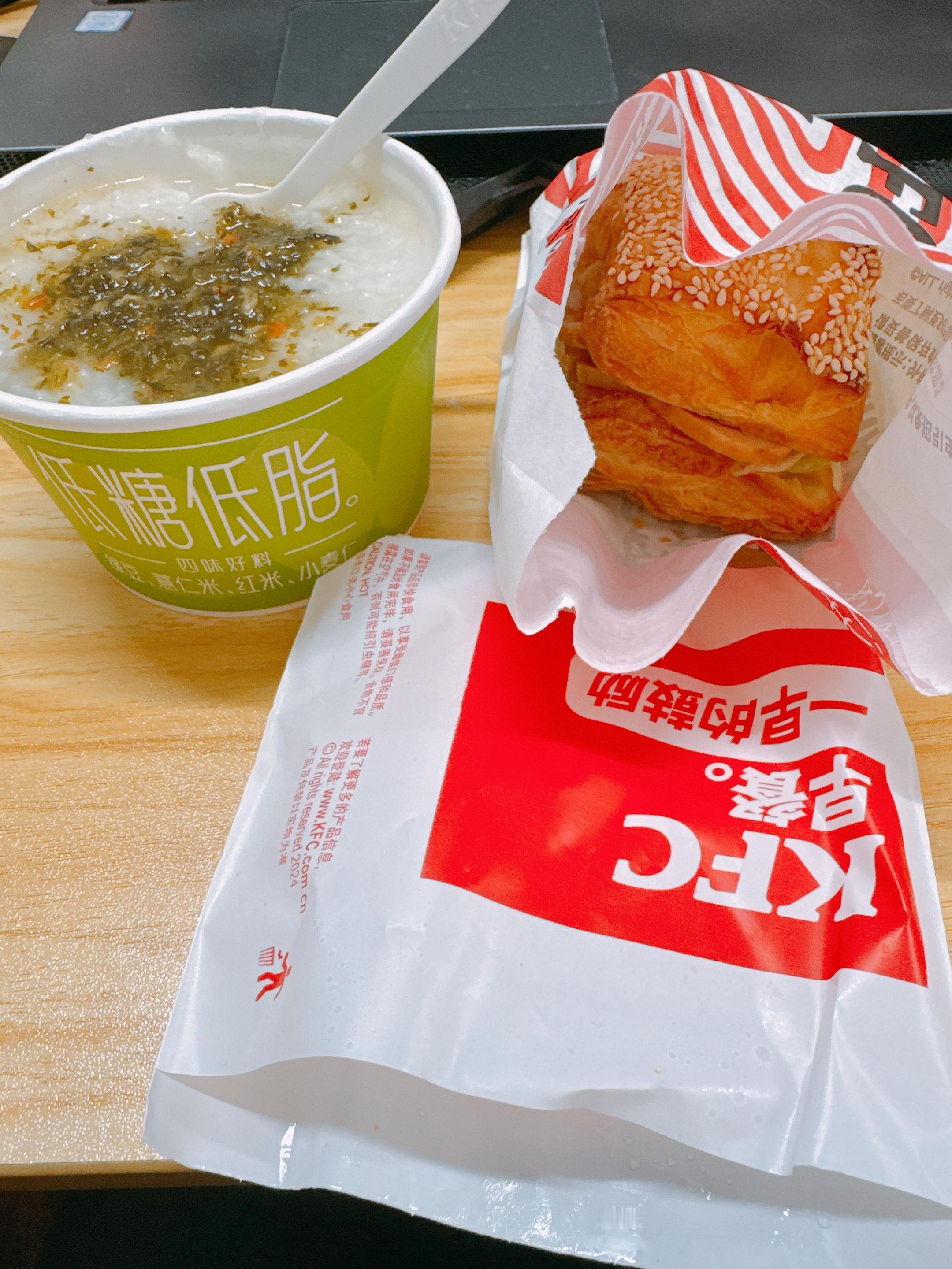 又刷新新体重了，一天吃三顿碳水的情况下唱歌瘦了2.2斤，奖励自己吃一顿肯德基