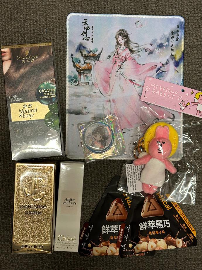 谈及李一桐的暖心细节，追剧团伴手礼价格达四位数，艺人愿意为工作人员花费心思准备高