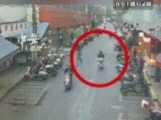 先别急着鼓掌，大家听我说。
我也不知道为啥，这则旧闻今天上了热榜：3月22日，广