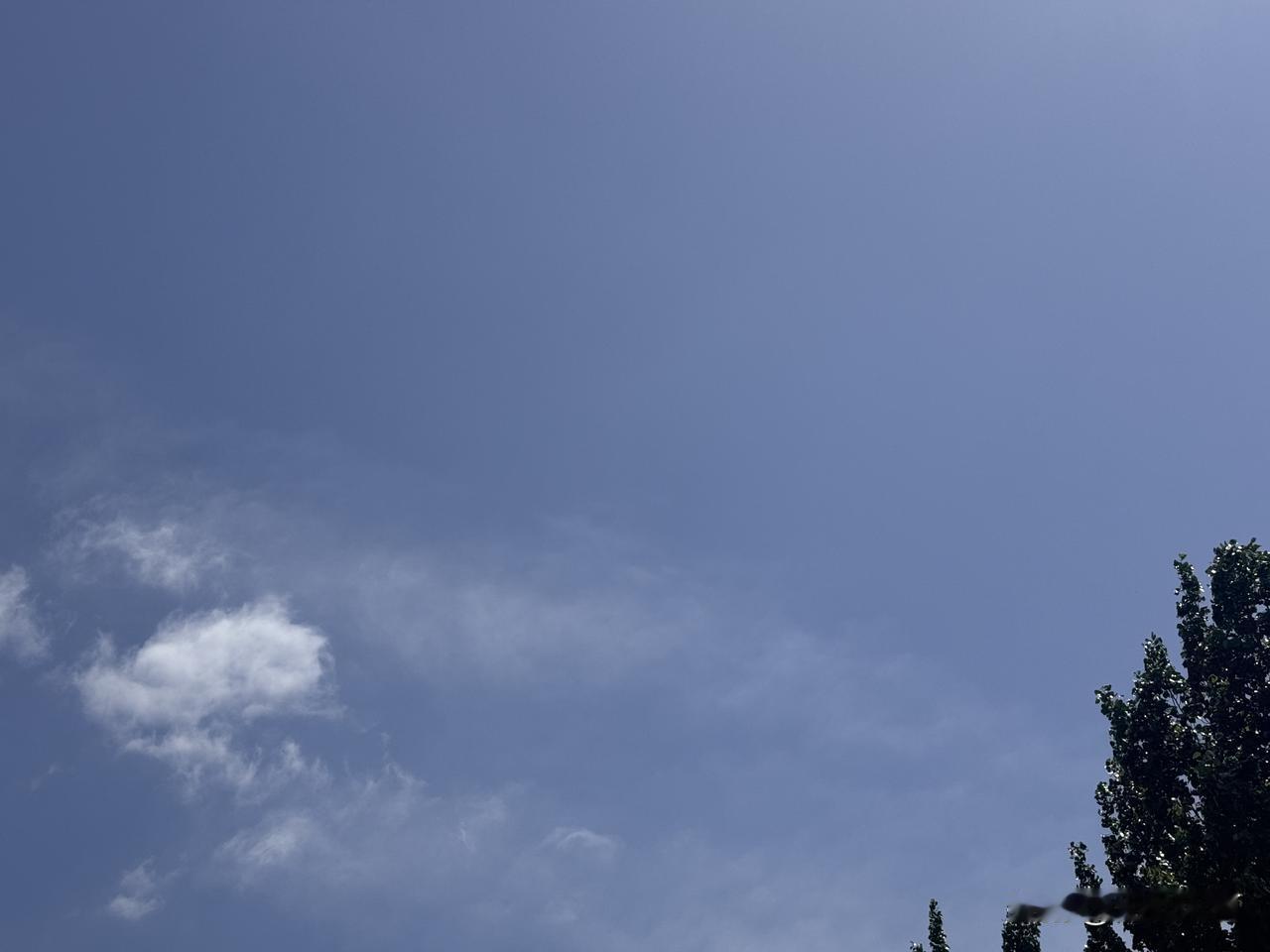 相亲一姑娘，聊挺好，临走她说：“加个微信吧。”
我掏手机发现没电了。
她说没事，