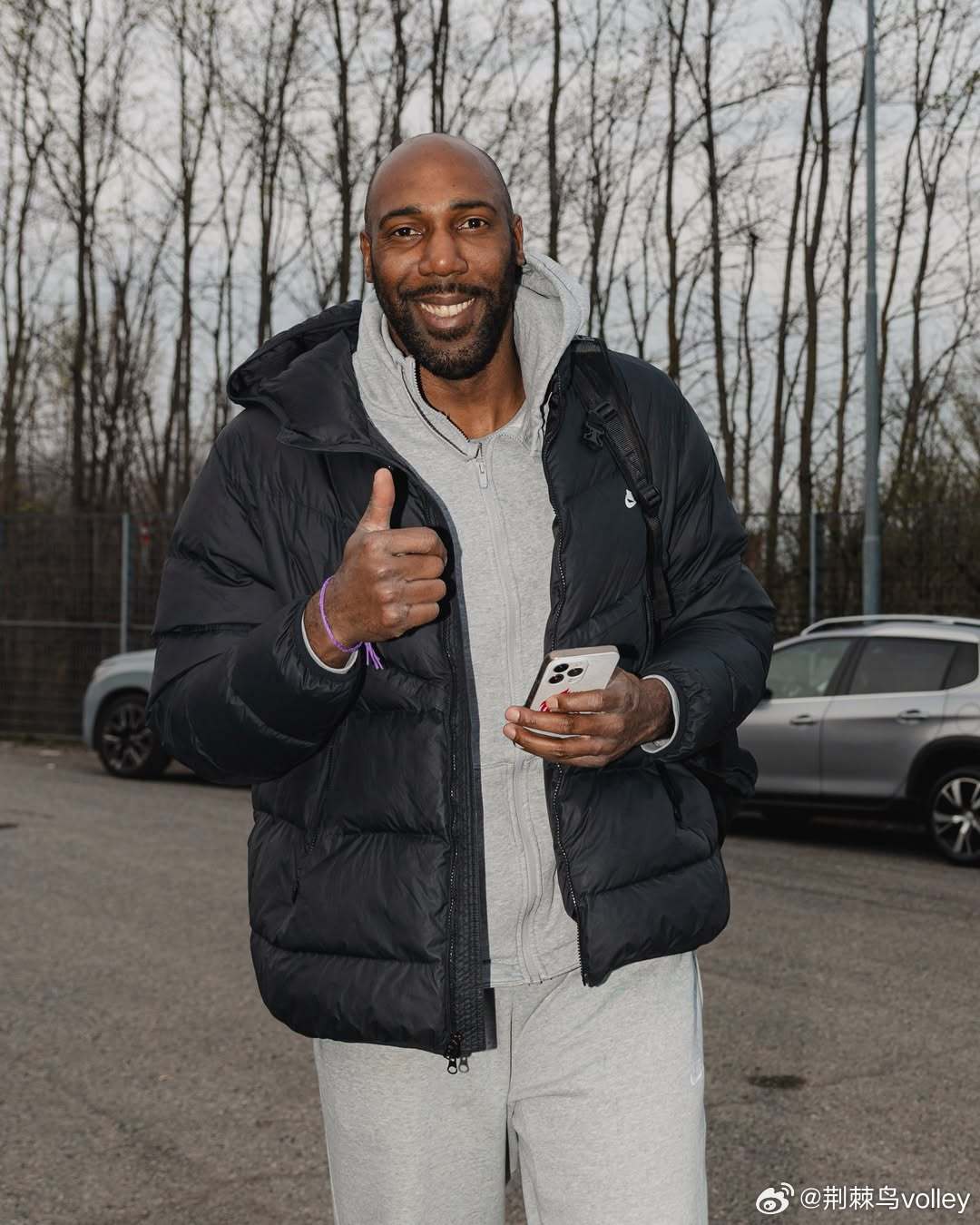 土耳其男排一哥曼迪拉奇牛仔便装。皮亚琴察一行昨日已经出发征战欧联杯¼决赛。男排国