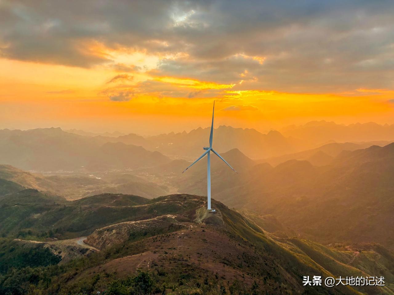 八界山风力发电场，位于广东东清远市的阳山县。一望无际的喀斯特山峰，山头上矗立着无
