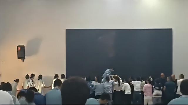 家长跪一排被学生轮流踩过 官方调查
家长跪地当“垫脚石”引争议！教育局已介入
 