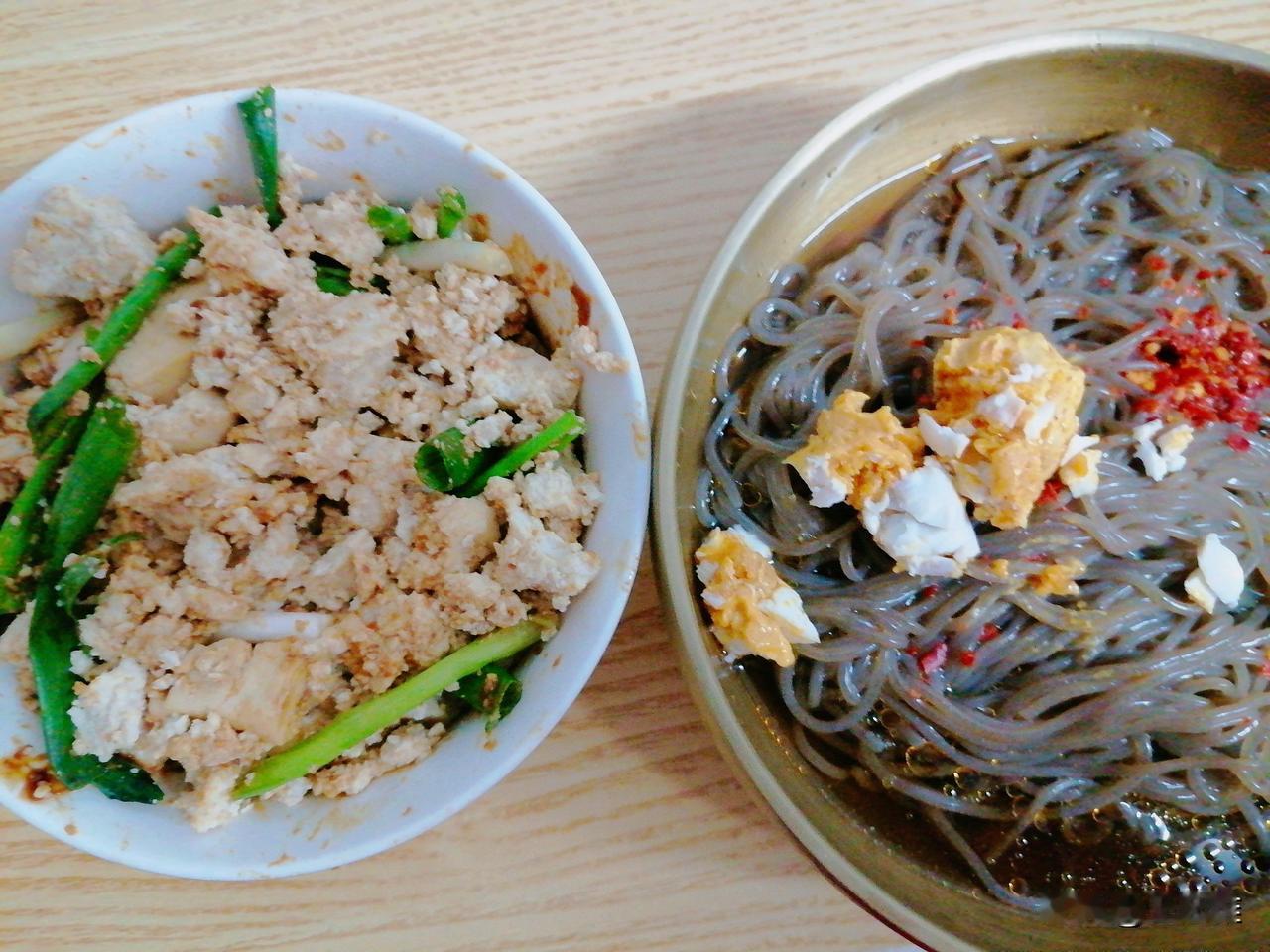今天第二餐:冷面+咸蛋黄+小葱拌豆腐。

其实我今天有点馋了，想点外卖来着。
