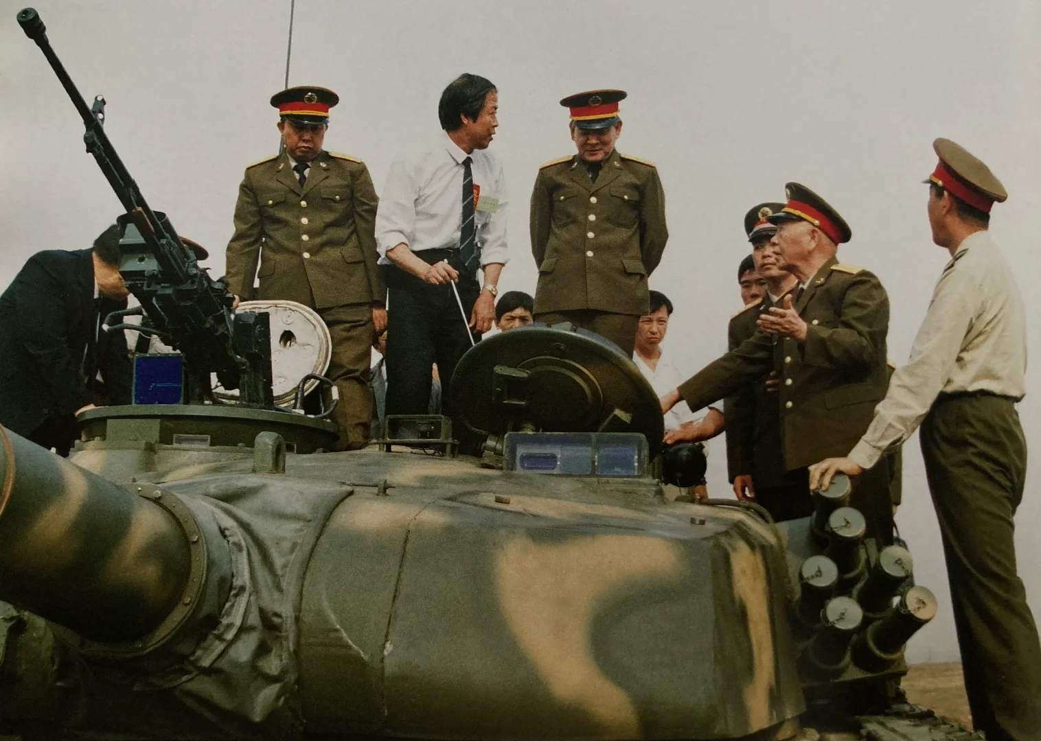 1991年7月刘老视察新型坦克
