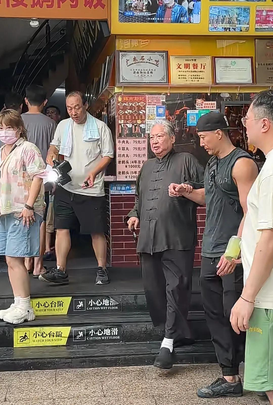 汕头快餐店偶遇洪金宝，三儿子洪天照罕露面，又高又壮男人味十足!
近日，某网友在个