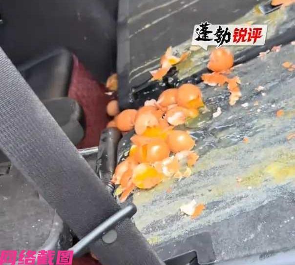 浙江杭州有男子开车时，他在自己的车上装放了三四百个鸡蛋，只是在开车时来了个急刹，