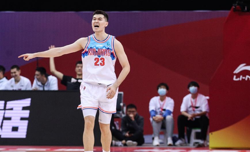 看了今晚新疆对青岛的比赛，感觉刘伟的执教水平堪忧，反应慢，对球队的调教，和青岛队