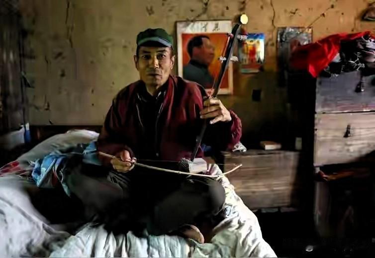 现在农村光棍问题真挺让人愁的😮 ，村里适龄男青年找对象越来越难，彩礼、婚房门槛