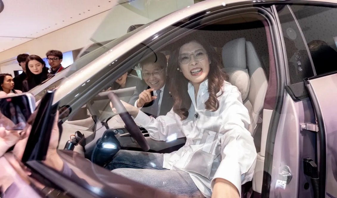 郑丽文这是真米粉啊，回去还发了一堆参观小米汽车超级工厂的图。 