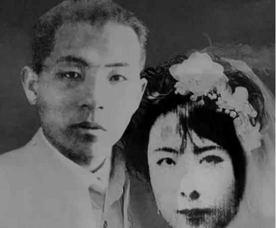 1927年，于凤至正在家里喝下午茶，听说张学良回来了，高兴地站起来迎接。可让于凤