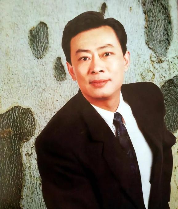 80年代，王诗槐离婚后，和有智力残疾的儿子相依为命，一天朋友告诉他初恋回国的消息