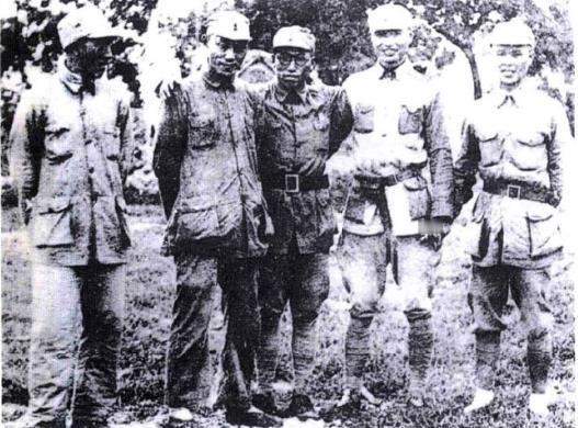 1941年，由八路军南下部队改编的新四军第三师和独立旅将领。左起:韩振纪、梁兴初