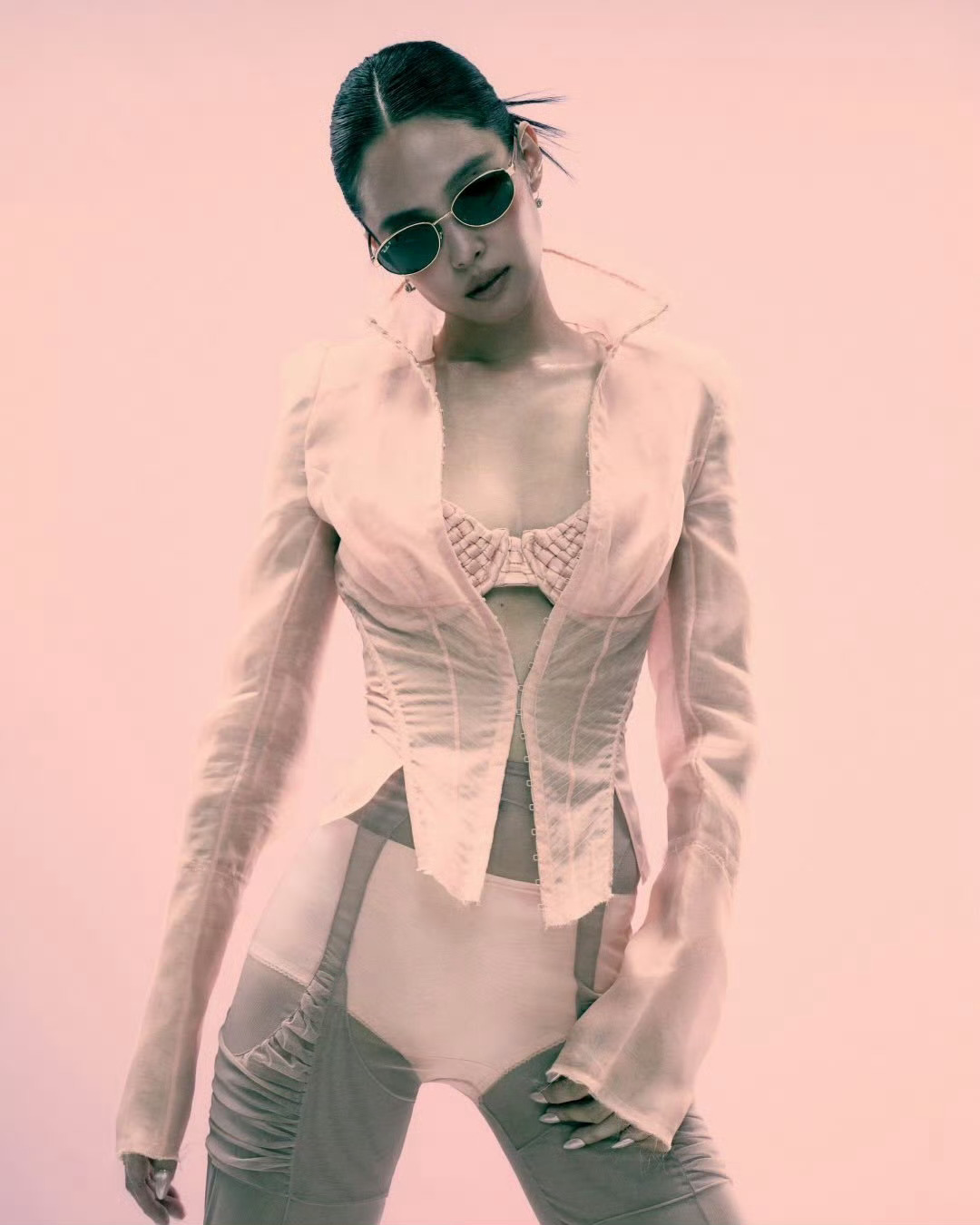 JENNIE × Ray-Ban🕶️以率性不羁的态度，塑造独树一帜的个人风格，