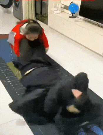 回老家“杀年猪”时，孩子可以帮忙按猪了。