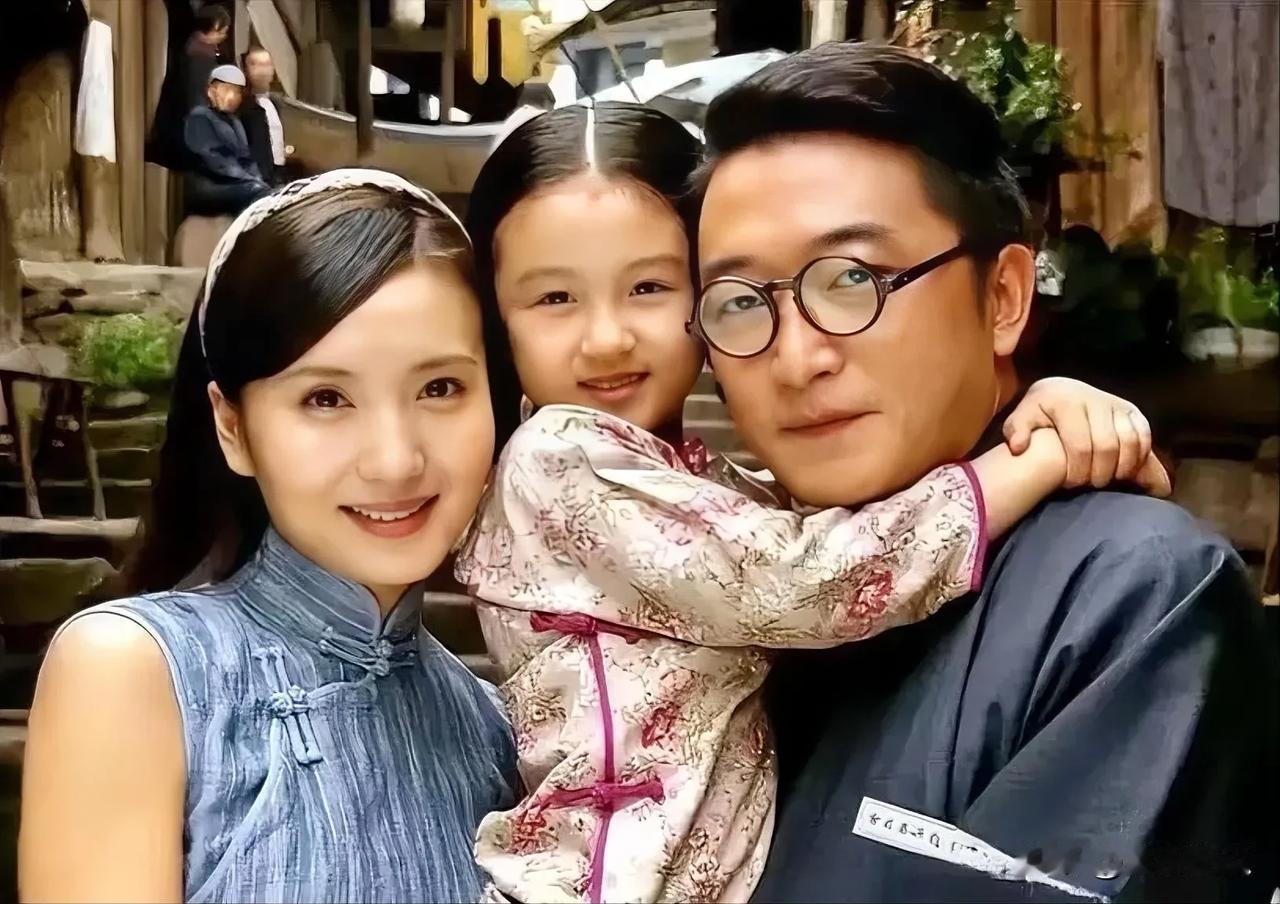 陈好“万人迷”与老公、女儿的合照画面极为养眼，宛如一幅美丽的画卷。她的老公温文尔