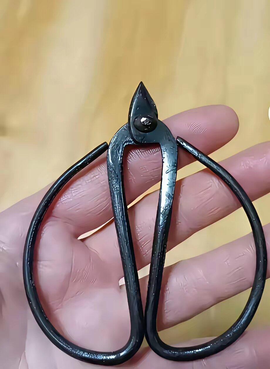 有人说在澡堂子胖子那里看到过这把剪刀，不知道什么梗？

小黑剪看着普通，其实是能