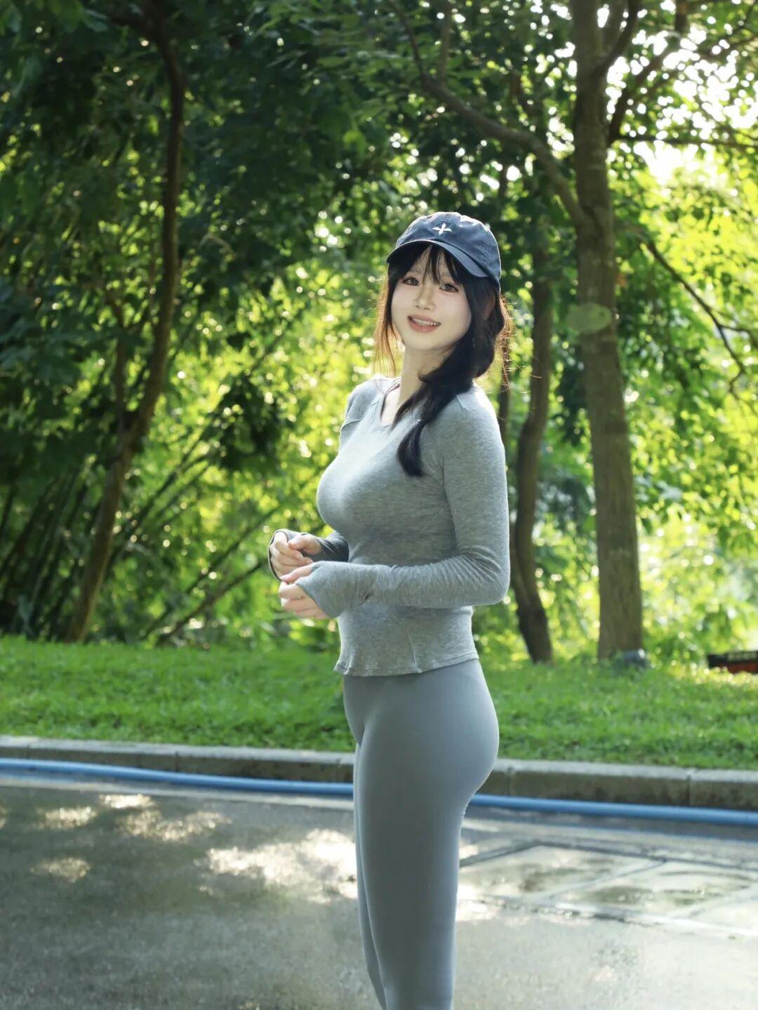 元气满满的一天，从运动开始！🌞💪优雅瑜伽美图分享 修身瑜伽裤时尚分享 展示瑜