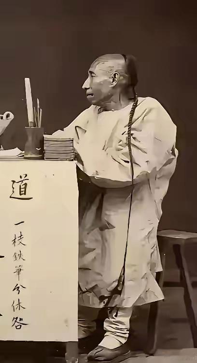 不要被电视剧忽悠了，你以为以前清朝的辫子是图二那样的，其实是图一那样的。 ​​​