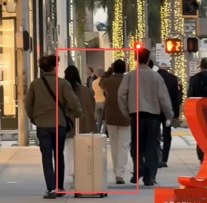 2025年11月25日有网友洛杉矶街头偶遇林俊杰，身旁伴一位高挑长发美女并肩同行