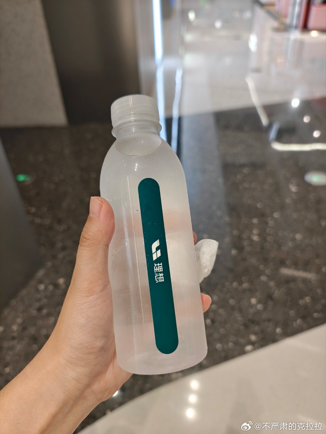 感谢一下理想同学刚出商场走了几步结果没想到外面跑回来的时候刚好理想门店侧门开着可