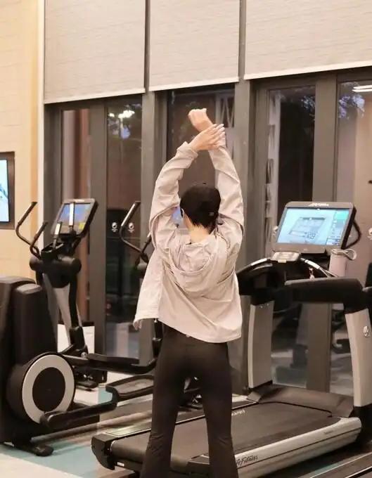 45岁还能这么惊艳？秦岚晒健身美照，一身黑素颜练臀，这身材谁不迷糊