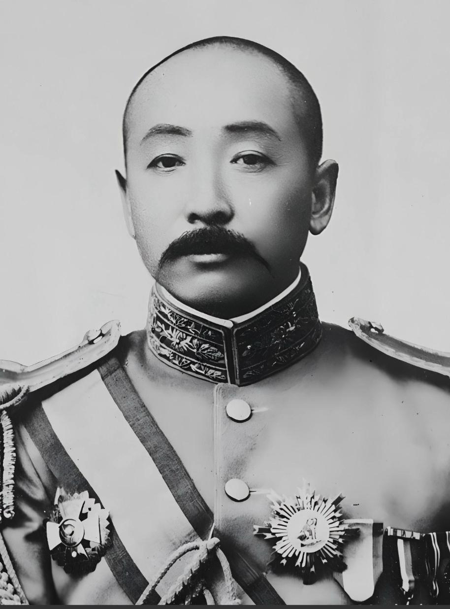1891年，16岁张作霖偷吃被打，孙寡妇却掏出一块腰牌给他："拿着，以后出入后院