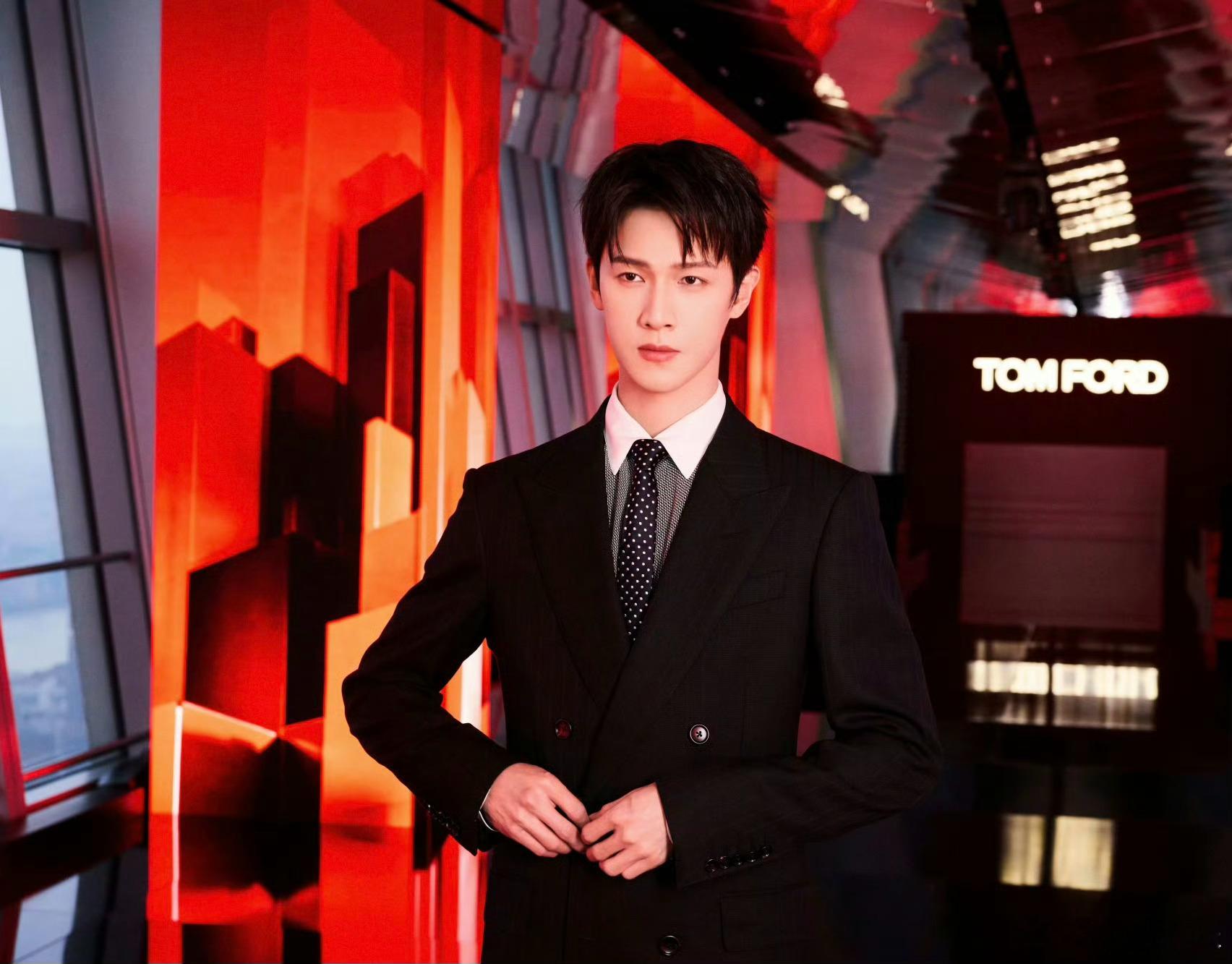 李昀锐的体态太好了！往那里一站就是尺，自律又自信，你不成功谁成功