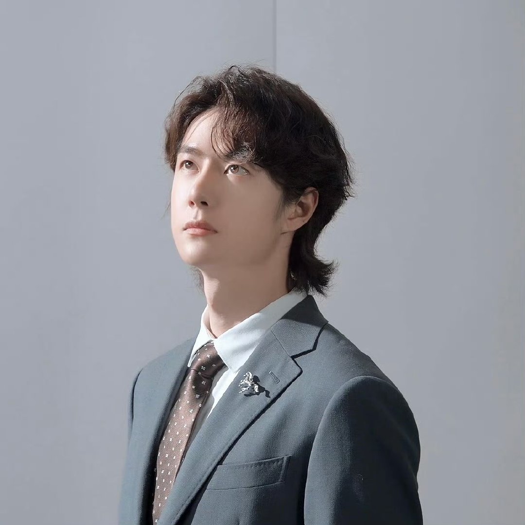 王一博卷毛霸总王一博就这个冷脸萌 王一博就这个冷脸萌哈哈哈哈 