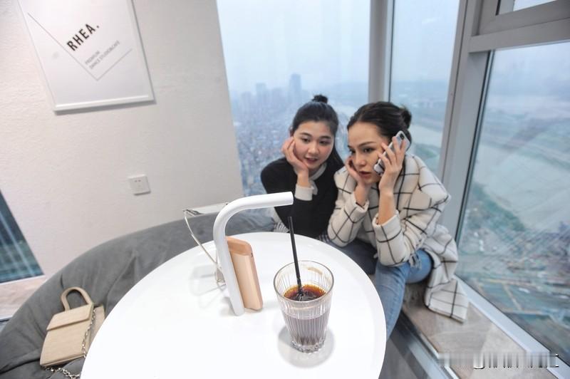 生日不想露脸也能拍出美照。和朋友下午茶时，拿本杂志假装阅读，专注看书表情自然，还