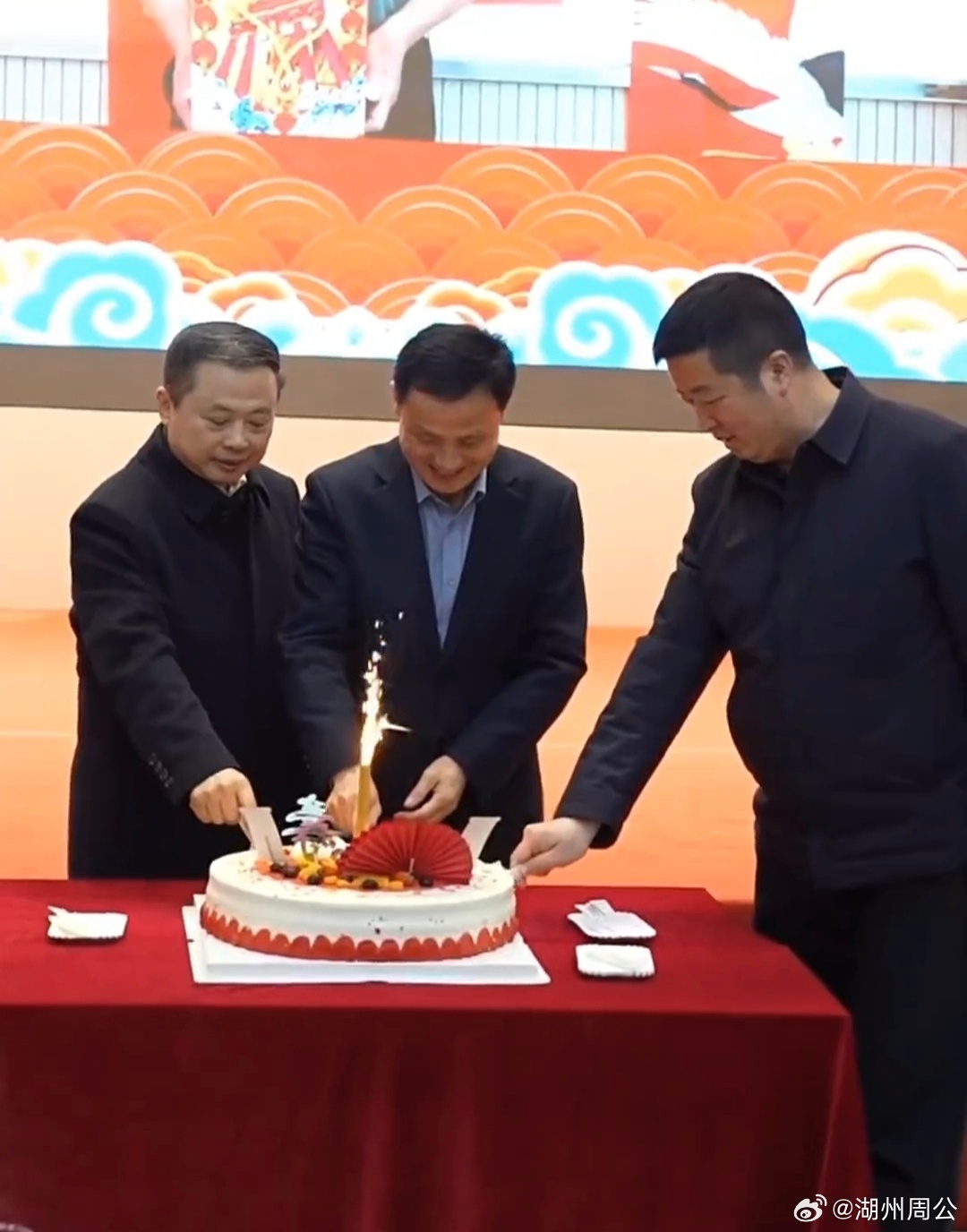 浙江这场敬老寿宴暖哭了 被浙江湖州长兴圈粉！发展再快也不丢敬老初心被浙江湖州敬老