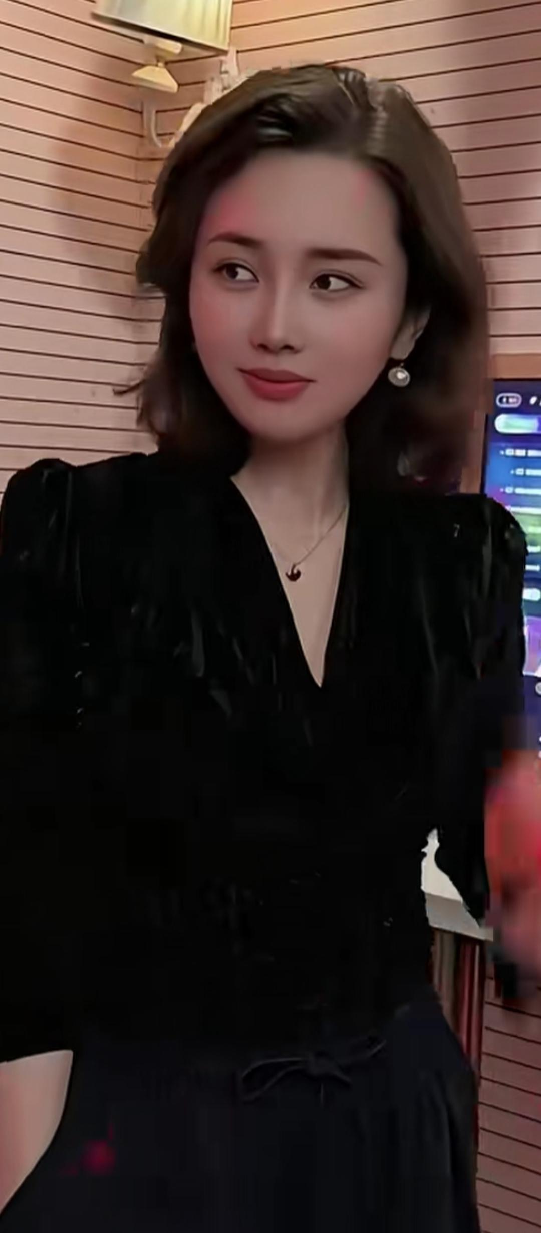 这姑娘穿得真有气质。