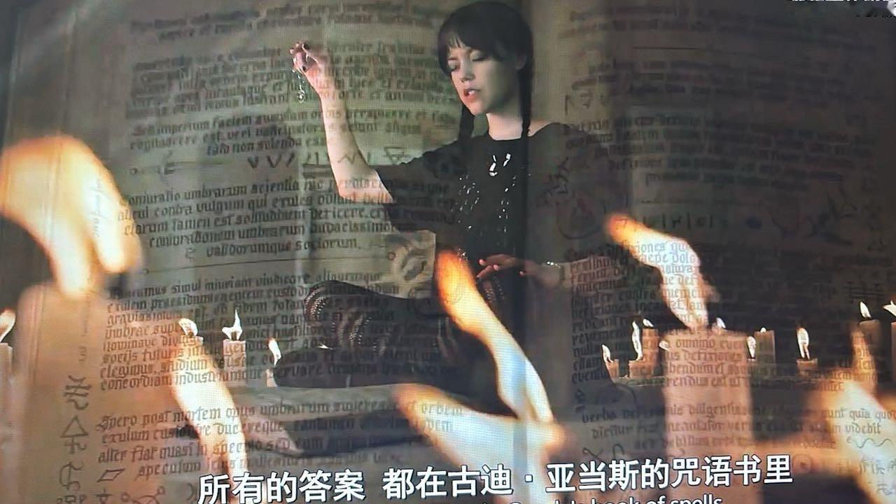 坐在家里吃着西瓜看着星期三第二季开播没有什么比这更让人享受的了吧 ～ ​​​