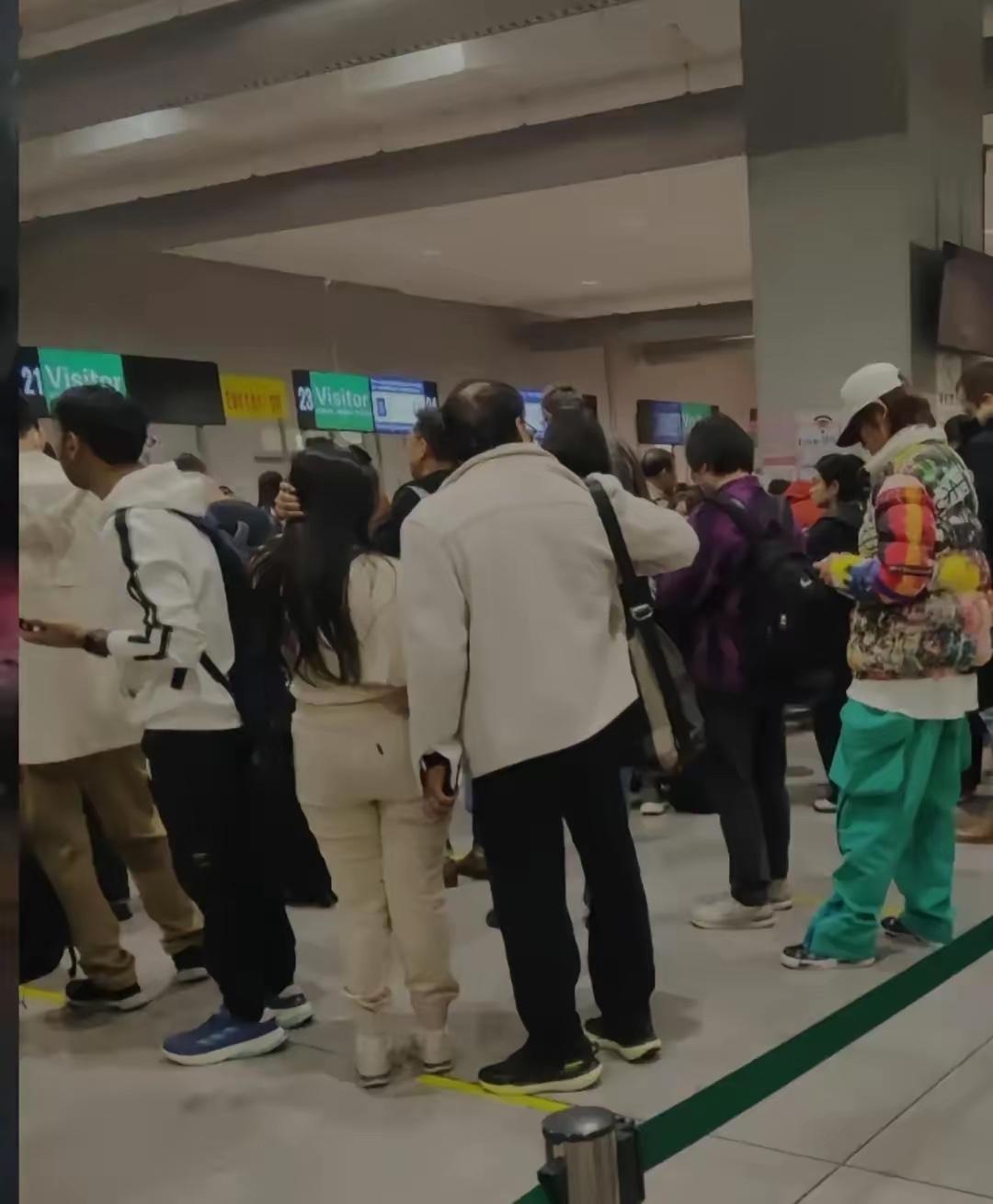 听人劝吃饱饭！
小王日本游竟回不来了！航线取消后机票价格坐火箭，直飞票秒光转机得