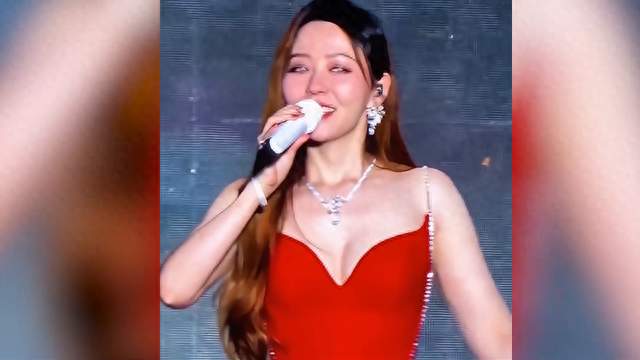 张靓颖郑州一身正红深V鱼尾裙妆造美出圈！全开麦唱跳状态封神