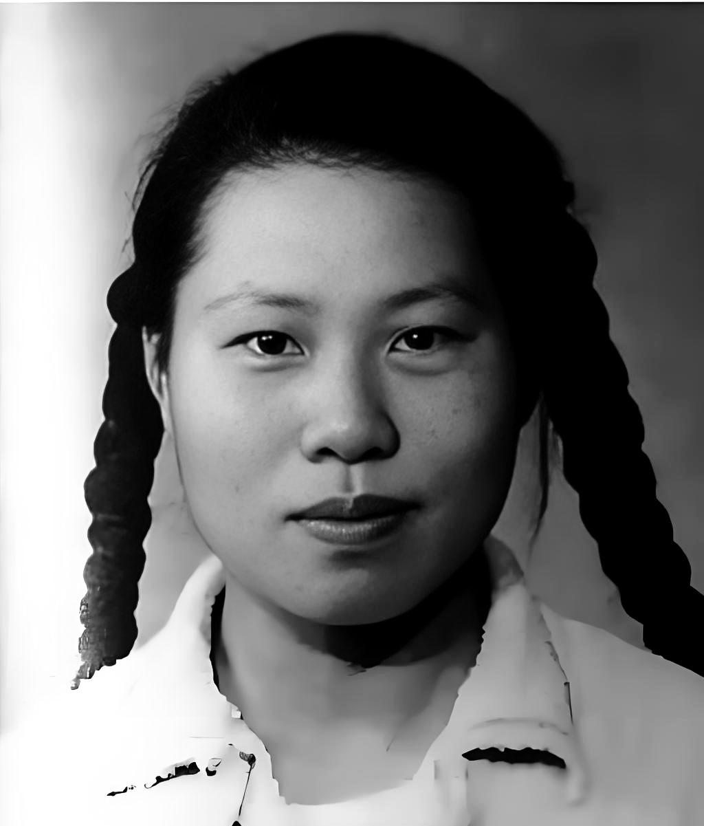 泛黄的黑白留影中，是那青春且质朴的面庞。有一位重量级的声乐艺术家，其歌声流传了几