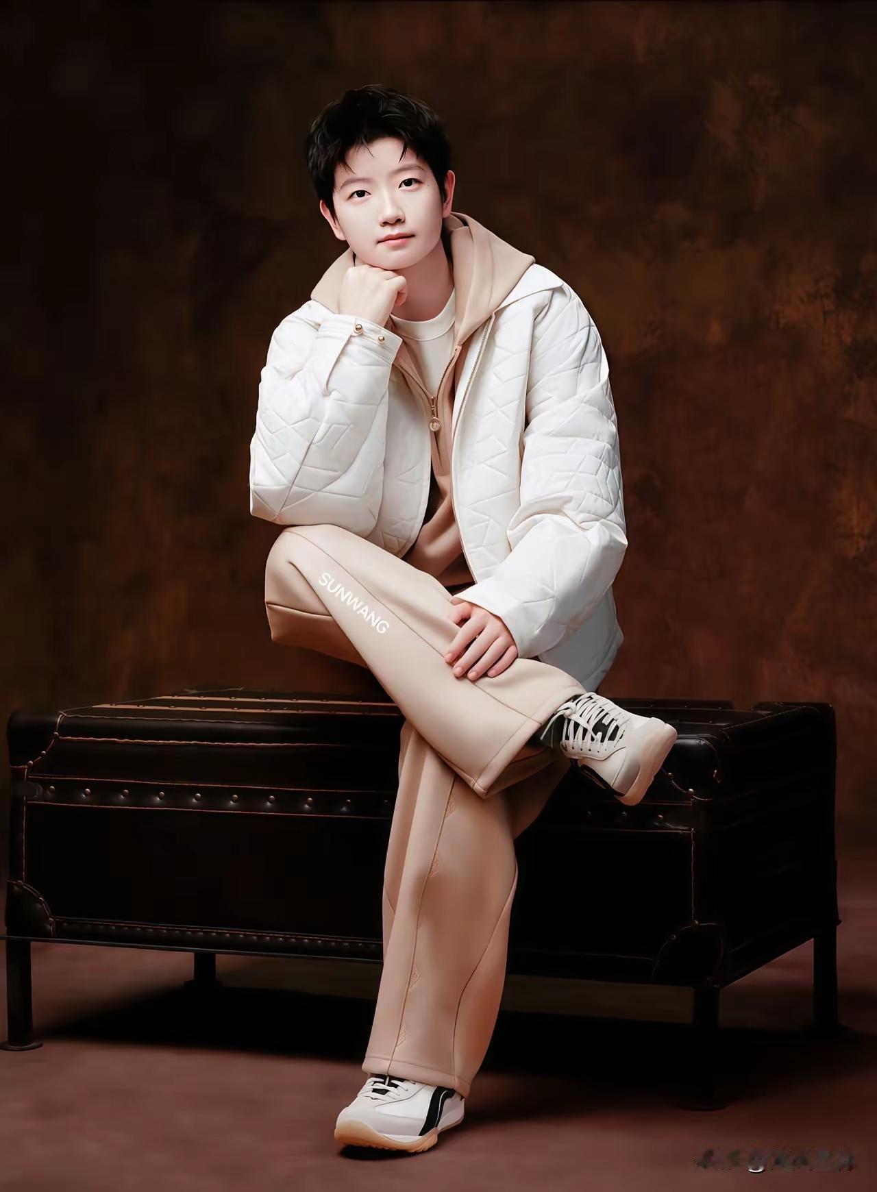 这坐姿看起来
忒莎莎～
阳光明媚
活力满满
斩男斩女
风光无限
莎莎的气质、格局