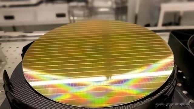 美利坚：绝不允许，使用美国技术的光刻机，卖给中国。中国：绝不允许，使用中国稀土的