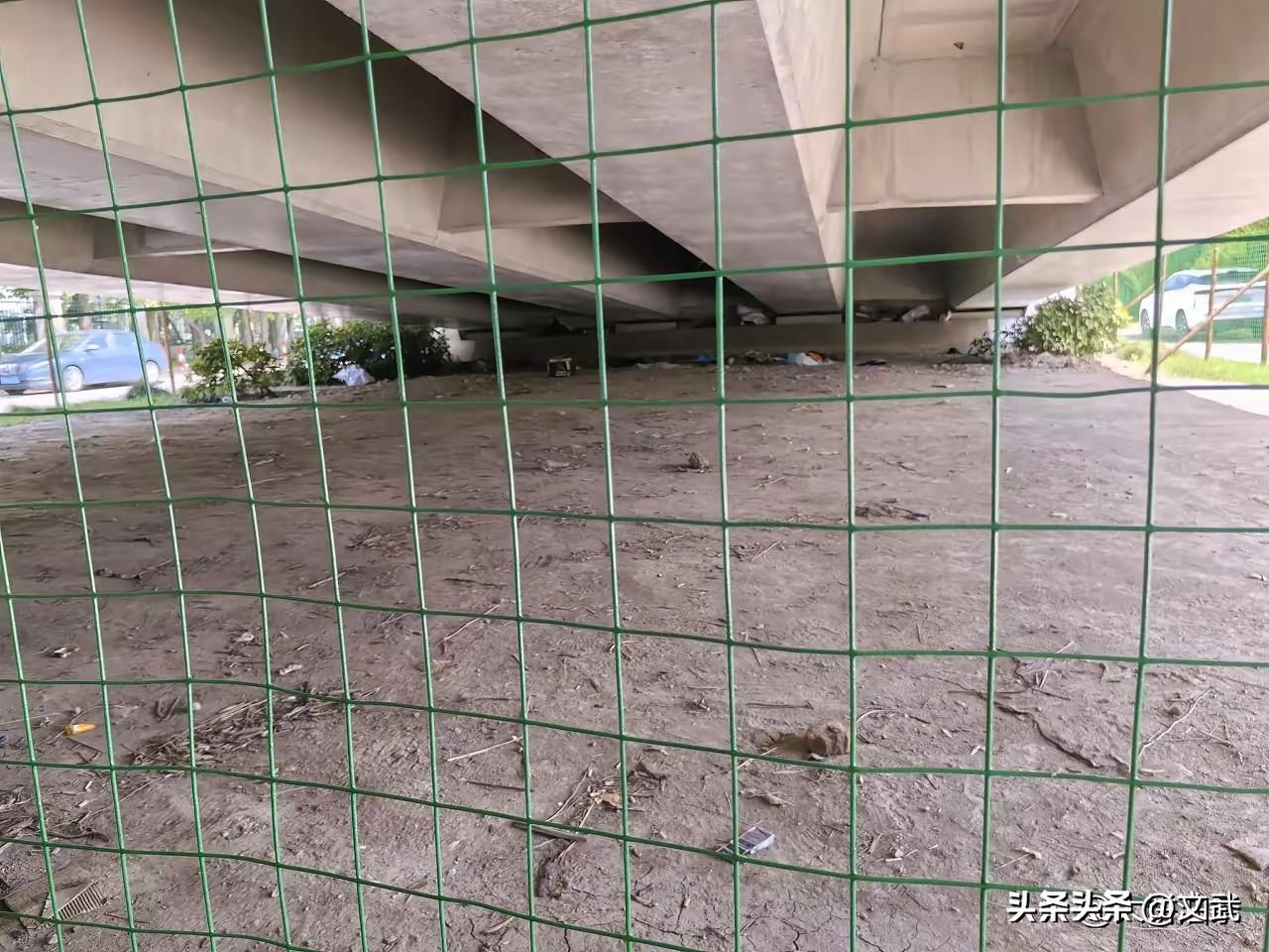 不知道是谁打了举报电话，没过两天，铁丝已经把桥洞全围上了。

以前是几个外卖小哥
